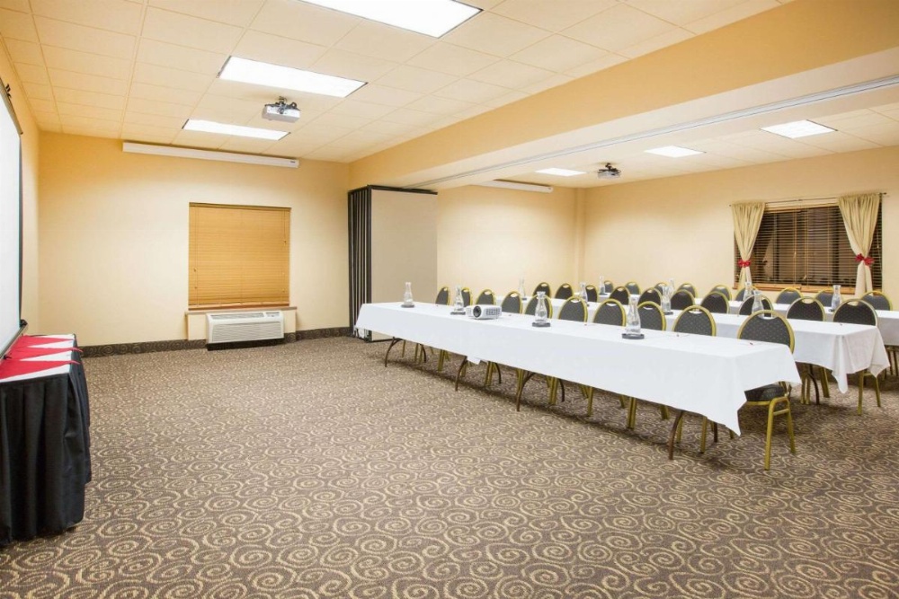 Ramada Tropics Resort & Conf Center by Wyndham Des Moines Image 14