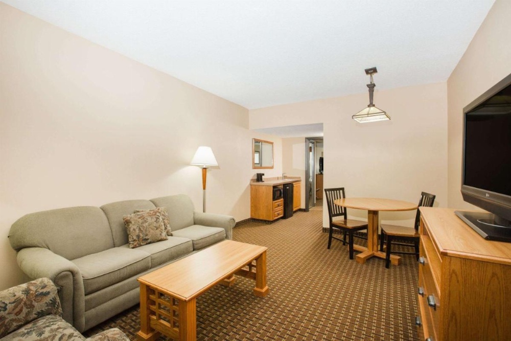 Ramada Tropics Resort & Conf Center by Wyndham Des Moines Image 17