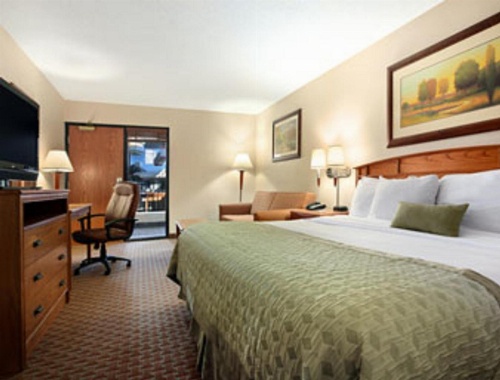 Ramada Tropics Resort & Conf Center by Wyndham Des Moines image 2