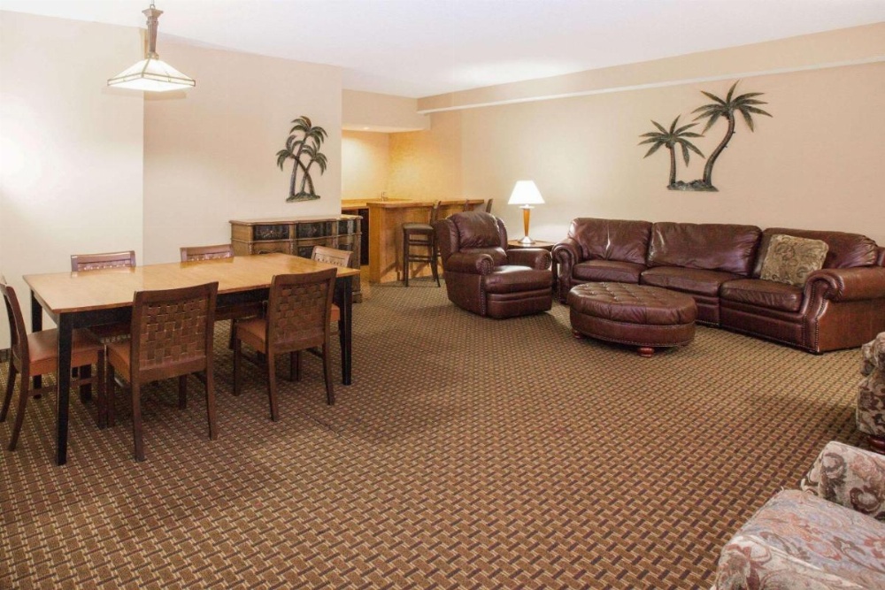 Ramada Tropics Resort & Conf Center by Wyndham Des Moines Image 21