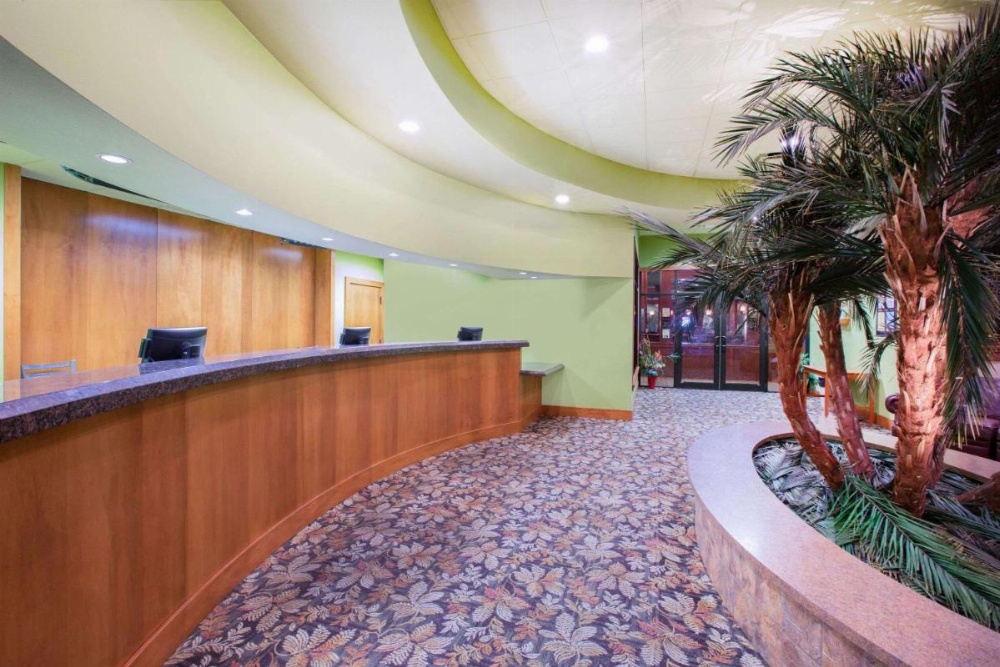 Ramada Tropics Resort & Conf Center by Wyndham Des Moines Image 22