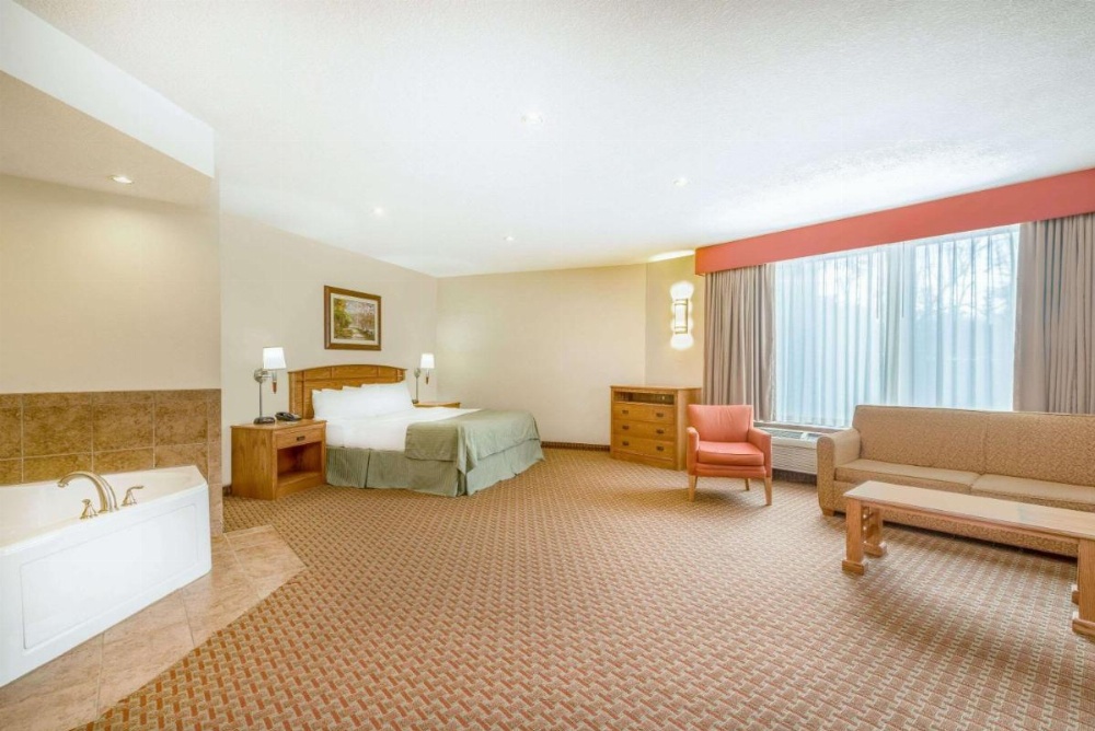 Ramada Tropics Resort & Conf Center by Wyndham Des Moines Image 25