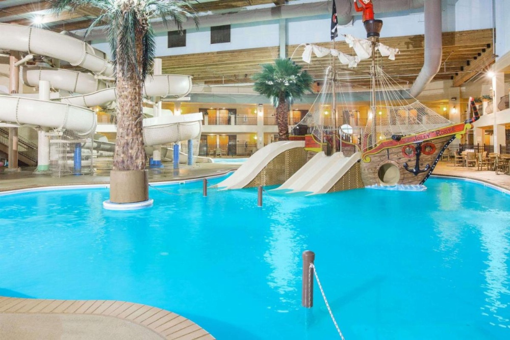 Ramada Tropics Resort & Conf Center by Wyndham Des Moines Image 6