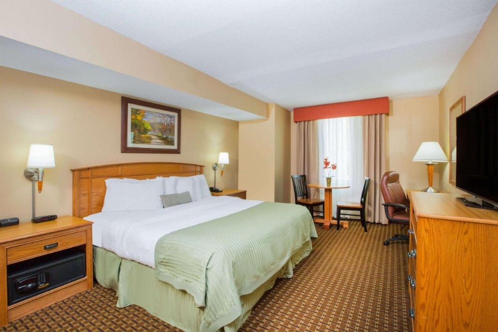 Ramada Tropics Resort & Conf Center by Wyndham Des Moines Image 7